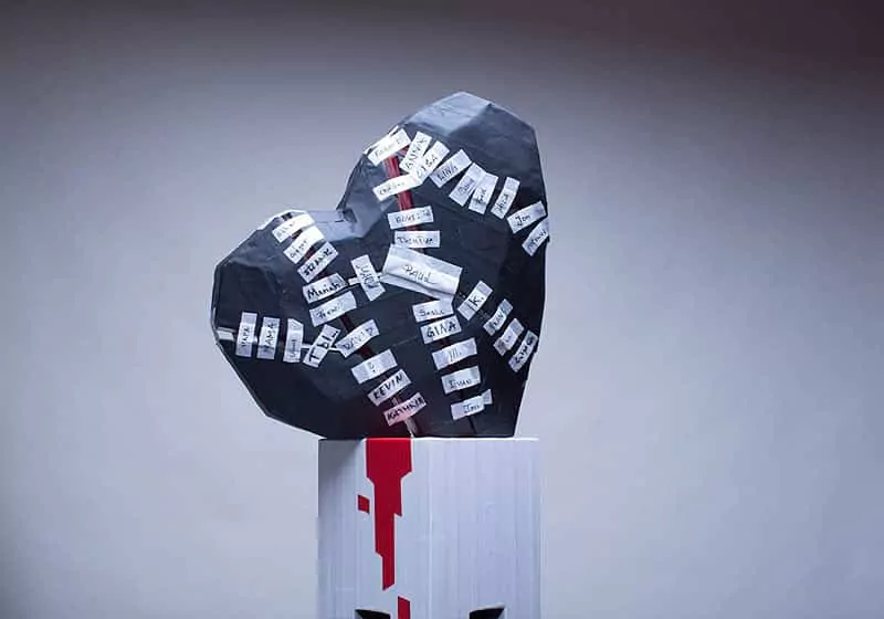 10000-kleine-pflaster-Heart-tape-art-sculpture-music-video-Ostap
