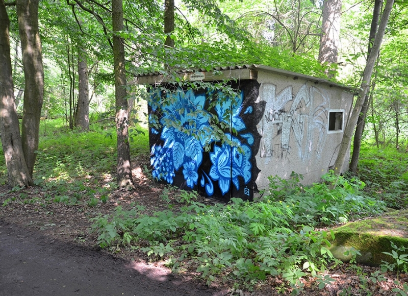 Russische Folklore Muster- Ein Graffiti im Wald- Seitenansicht