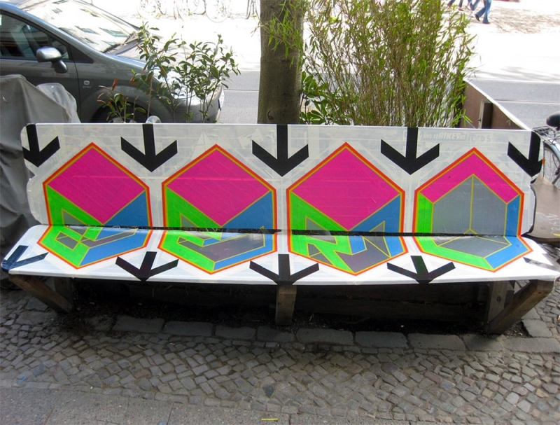 Sitzbank- Kastanienallee-Berlin- Klebeband Kunst- Street-Art- Jahr 2012