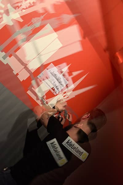 Making of tape art-Tape-artist-Ostap-at-work-Live-Show-Hamburg-Skyline-2016