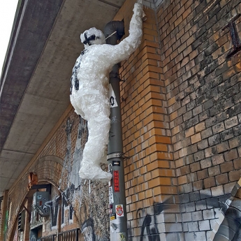 close up- Detlef the climbing sprayer- tape street art sculpture by Selfmadecrew