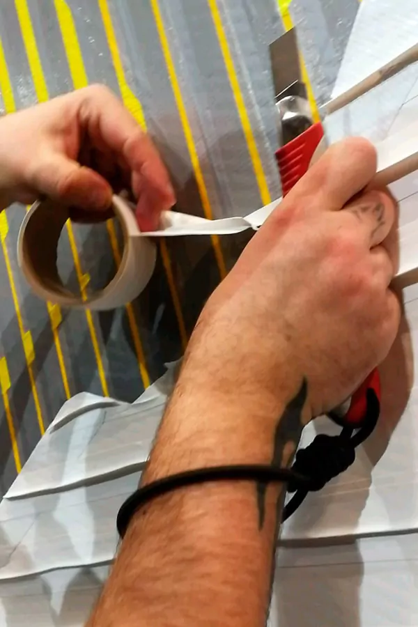 Hands of the tape art artist at the live taping- The Selfmadecrew Berlin