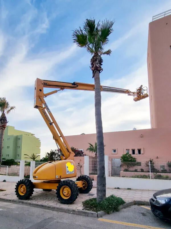 Facade painting with a lifting platform- BIKINI Hotels Mallorca